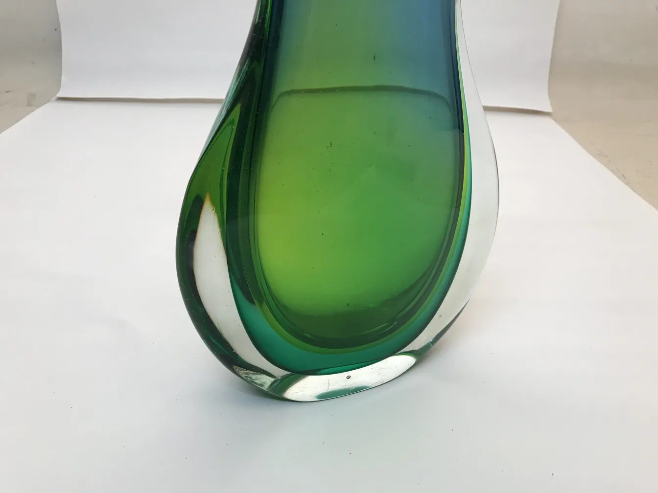 Vaso di Murano antico verde con forma elegante