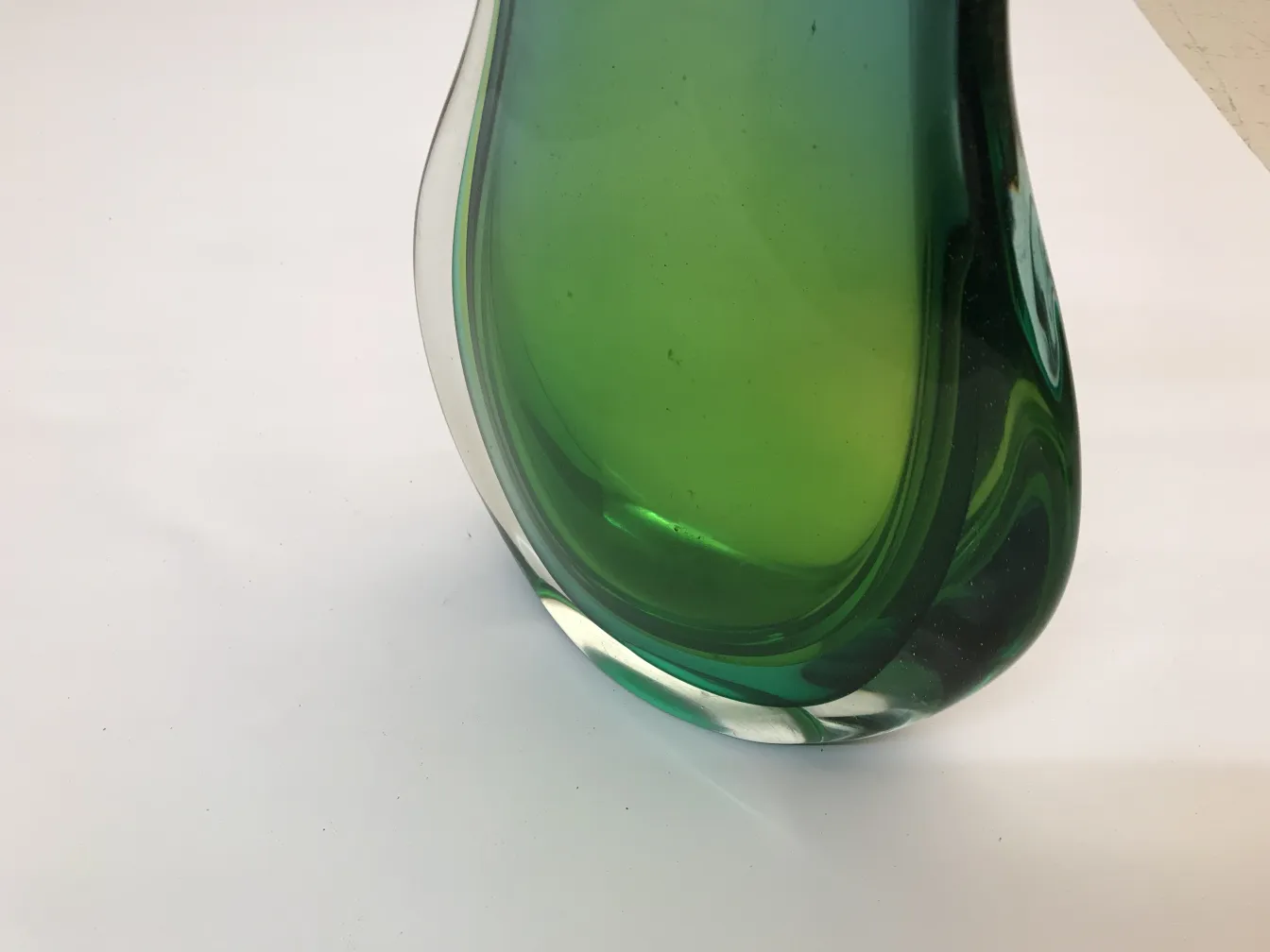 vase murano de couleur verte foncée, forme élégante avec un détail doux