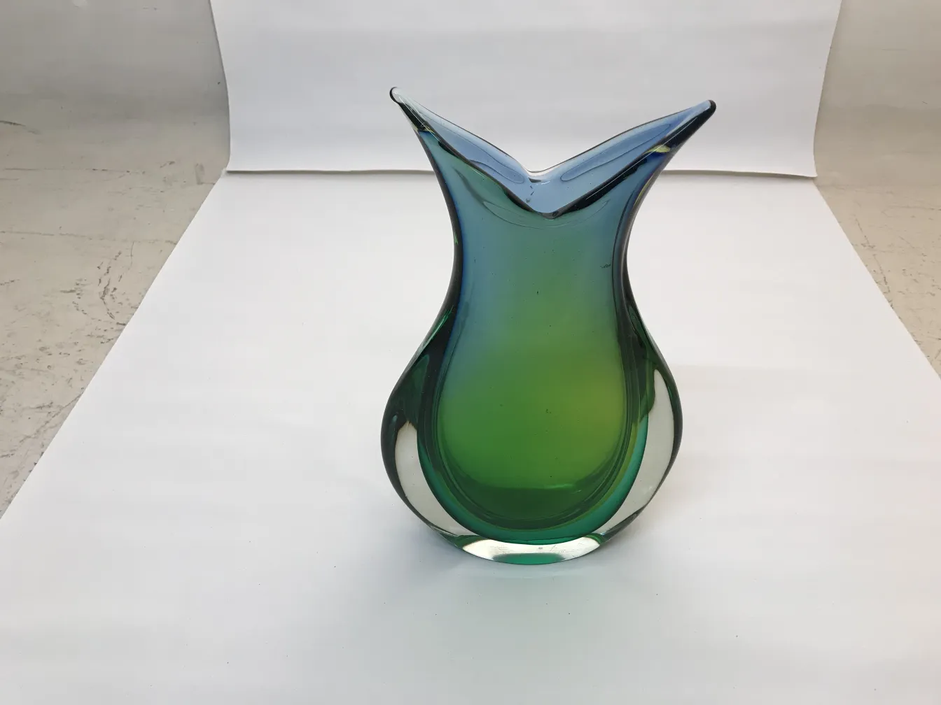 vaso de murano antigo com forma elegante e cores vibrantes