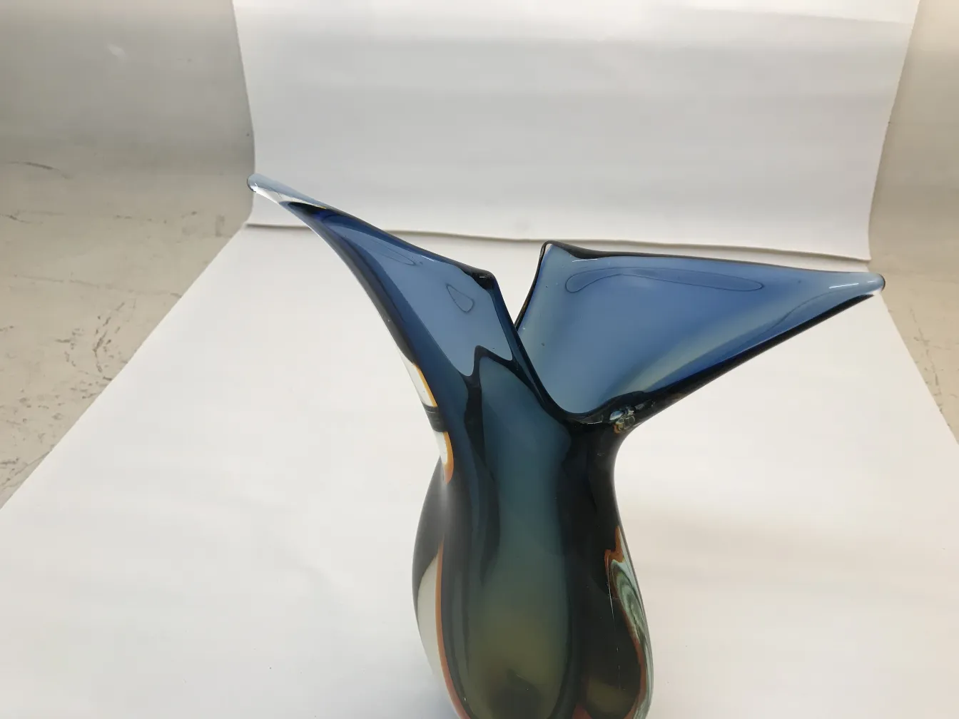 vaso di murano antico con forma unica blu