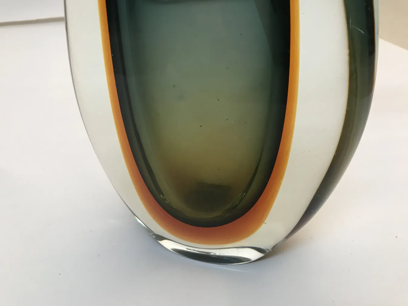 Antigo vaso de Murano com design elegante e distinto em tons escuros e claros.