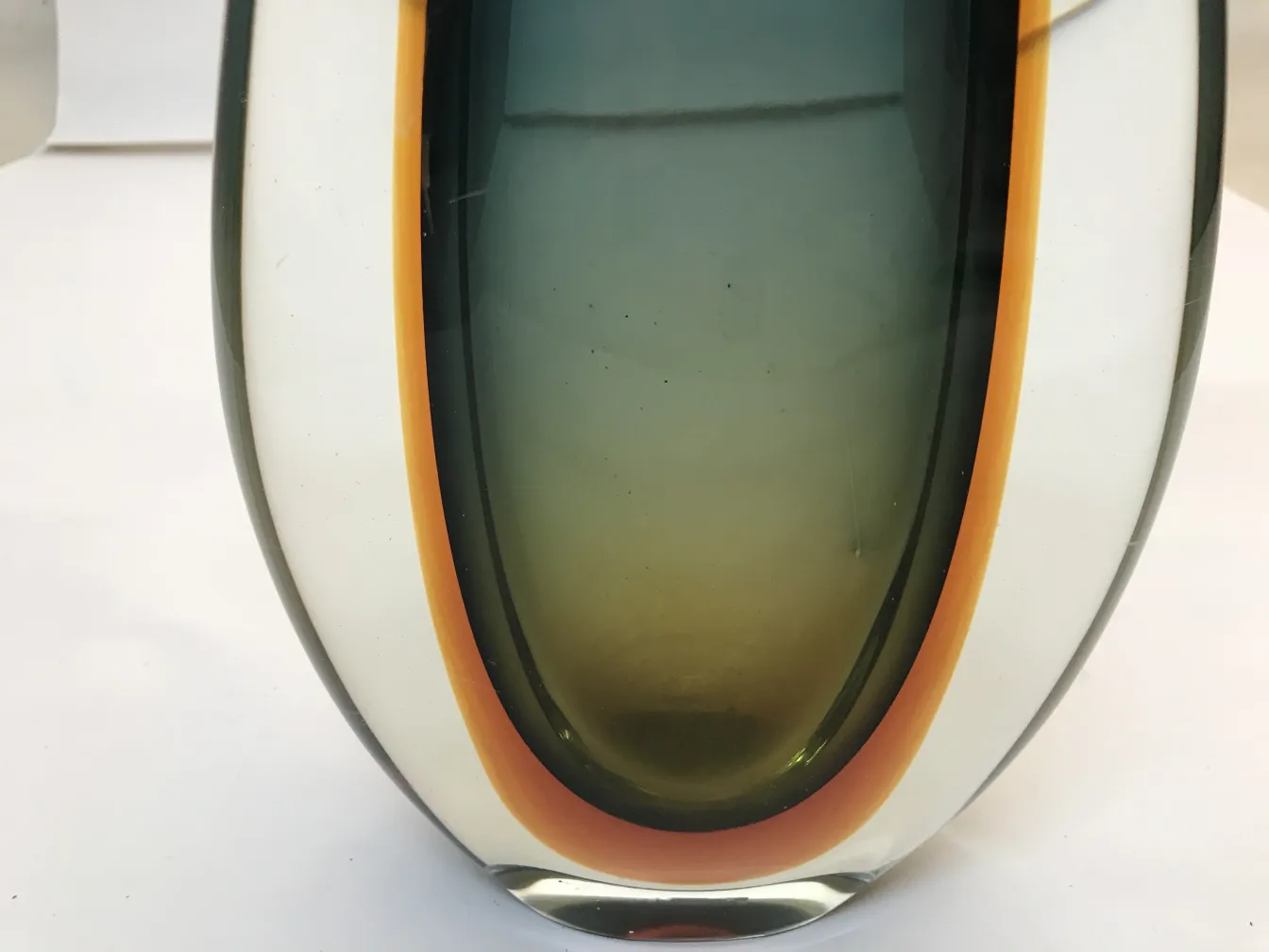 vaso di murano antico, colori morbidi, forma elegante, sfondo neutro