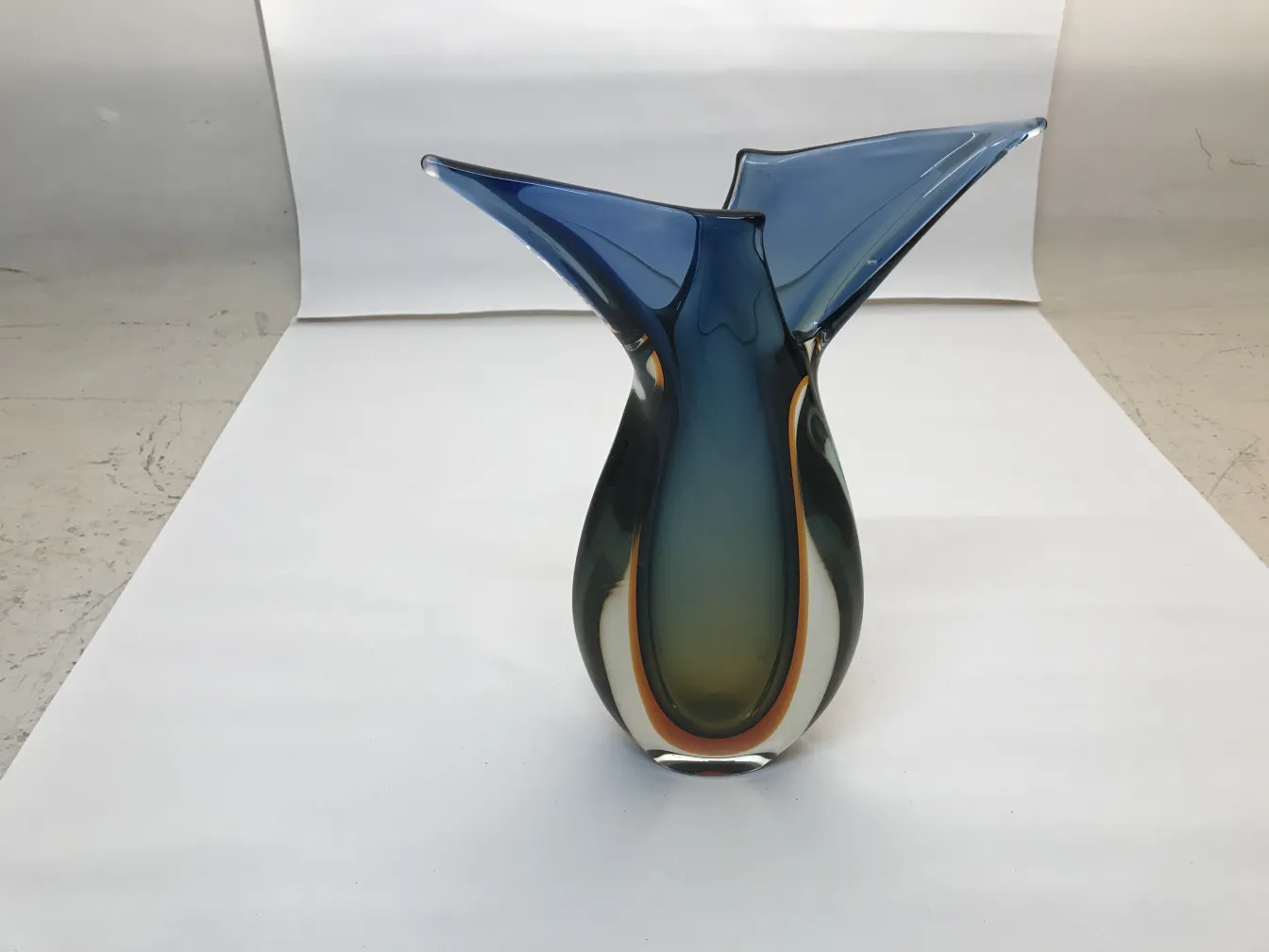 アンティークのムラーノ花瓶-青と緑のトーン-エレガントなデザイン-白い背景