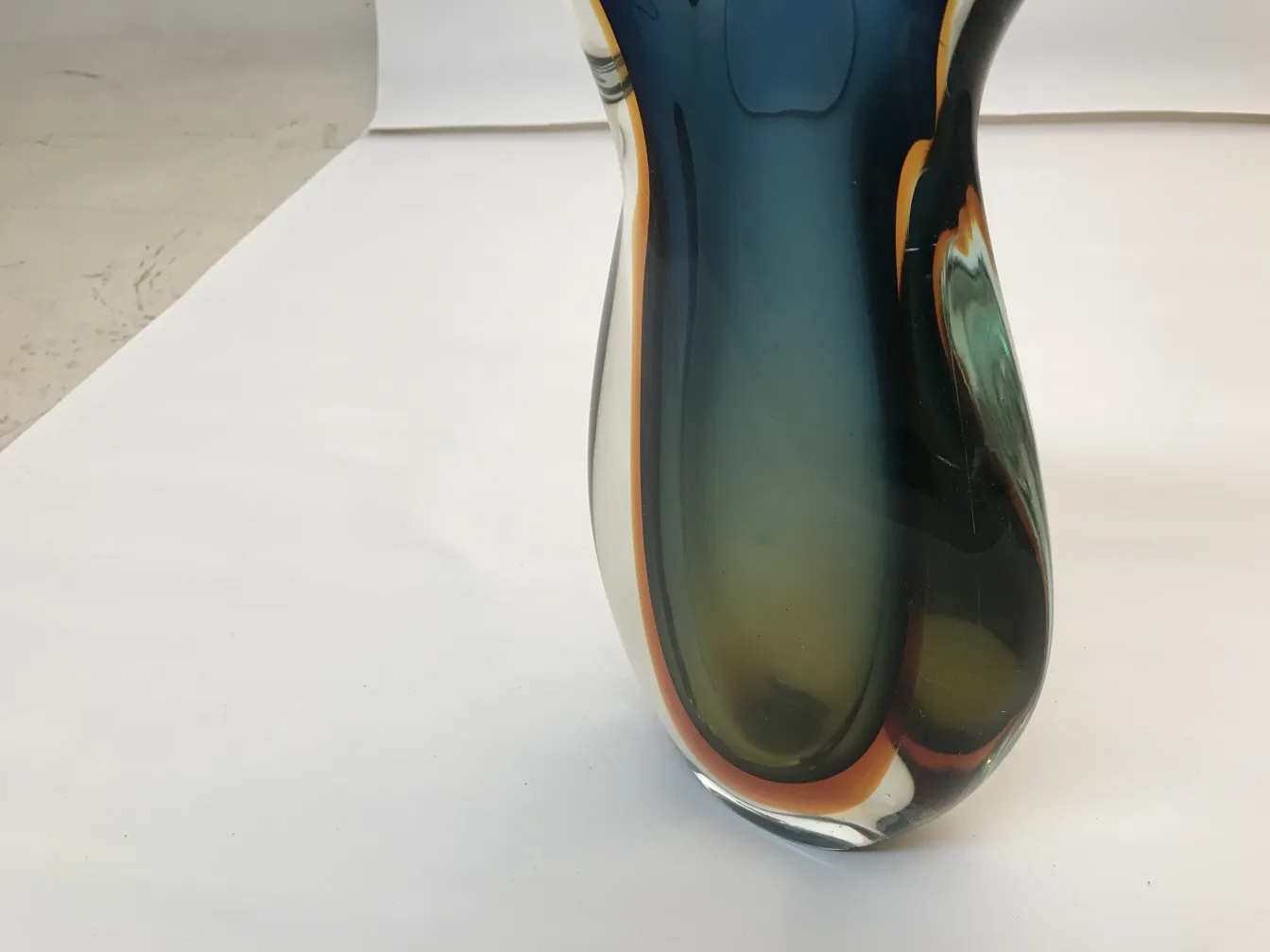 antike murano vase in dunklen tönen mit geschwungenem design