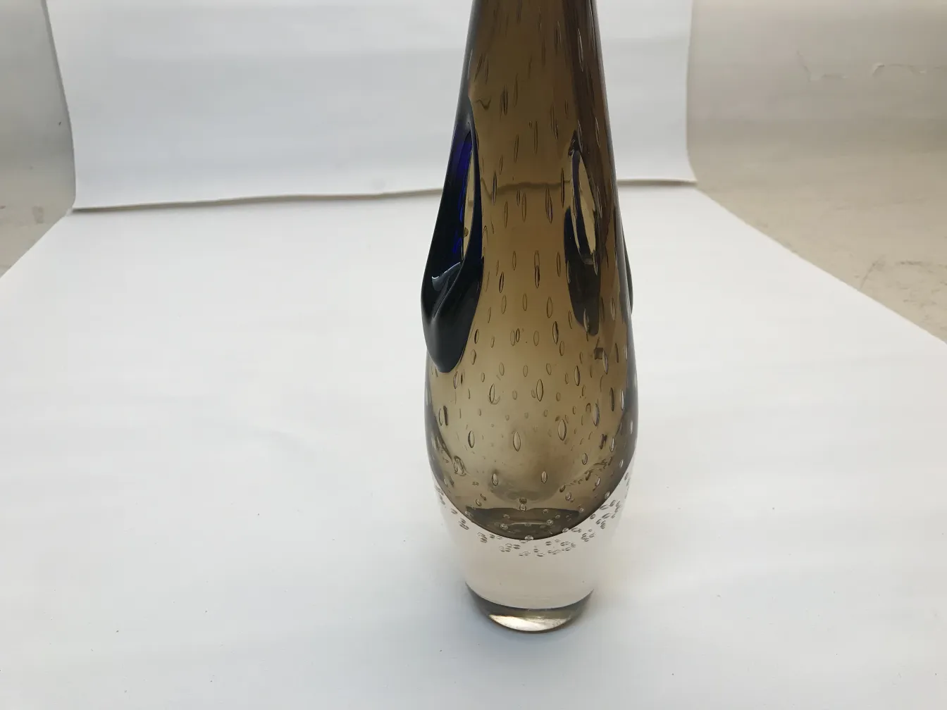 优雅外形和装饰设计的古老穆拉诺花瓶