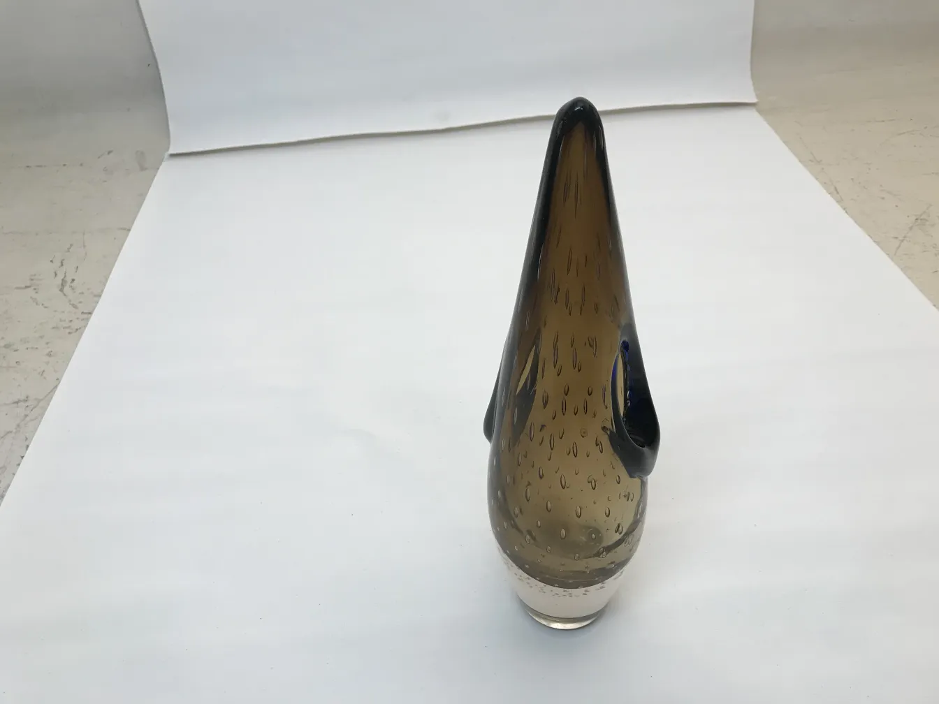 Vaso de Murano antigo em forma cônica com detalhes pretos, sobre fundo branco