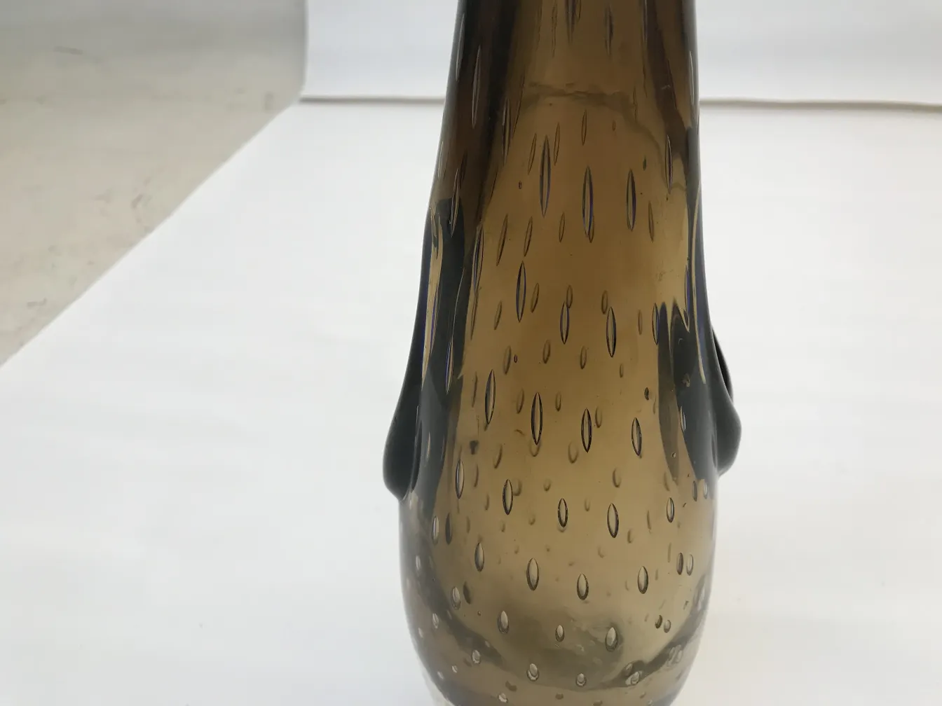 vase di murano antichi in tonalità scure con forma stilizzata