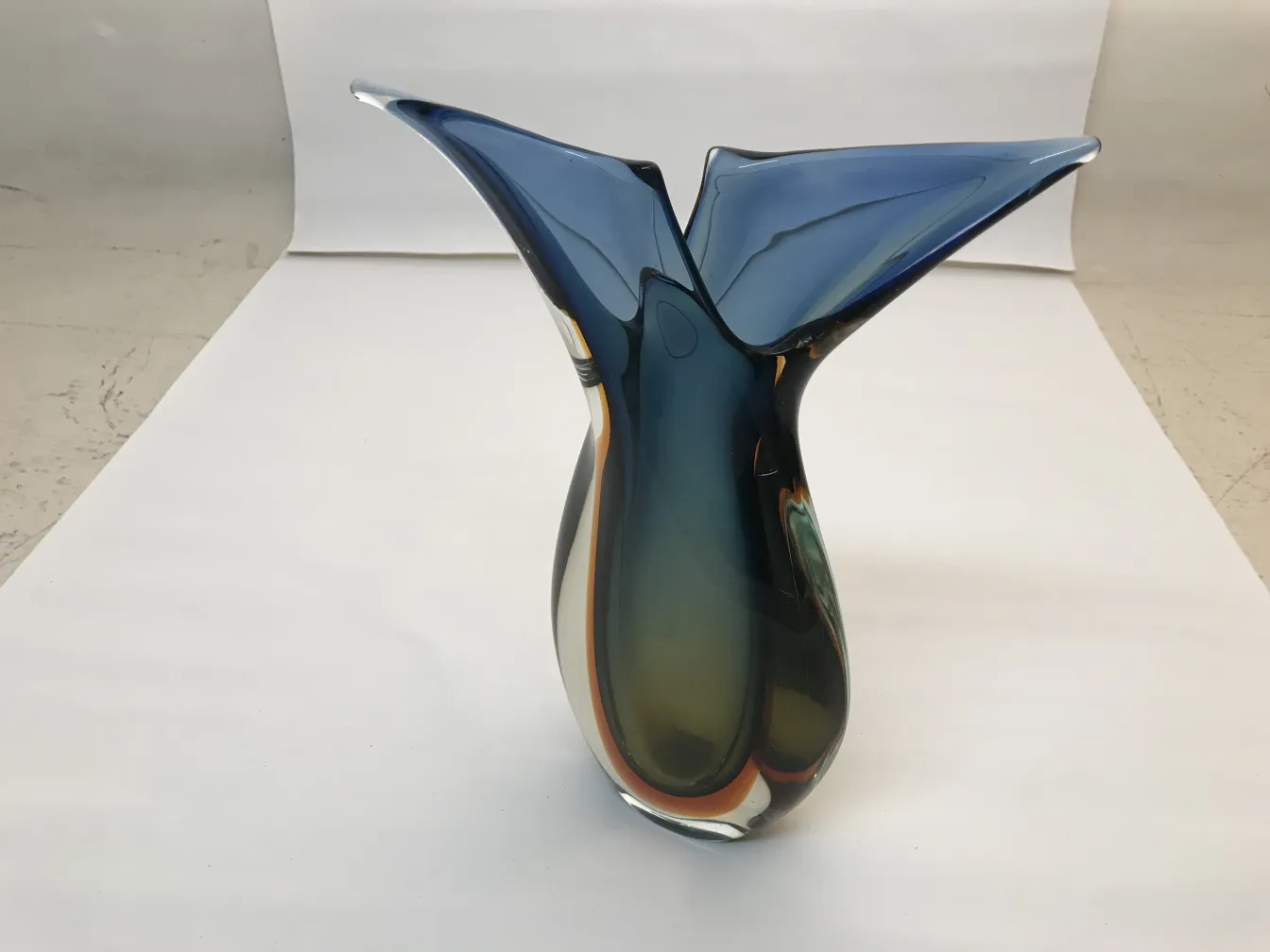 vase antique Murano en tons de bleu et vert, design élégant, parfait pour la décoration