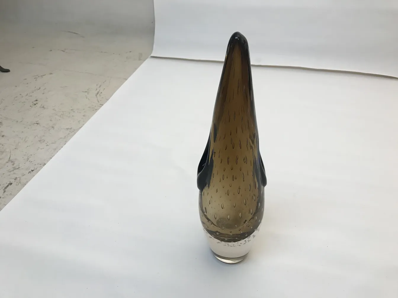 vaso antigo de murano com detalhes na forma e cor