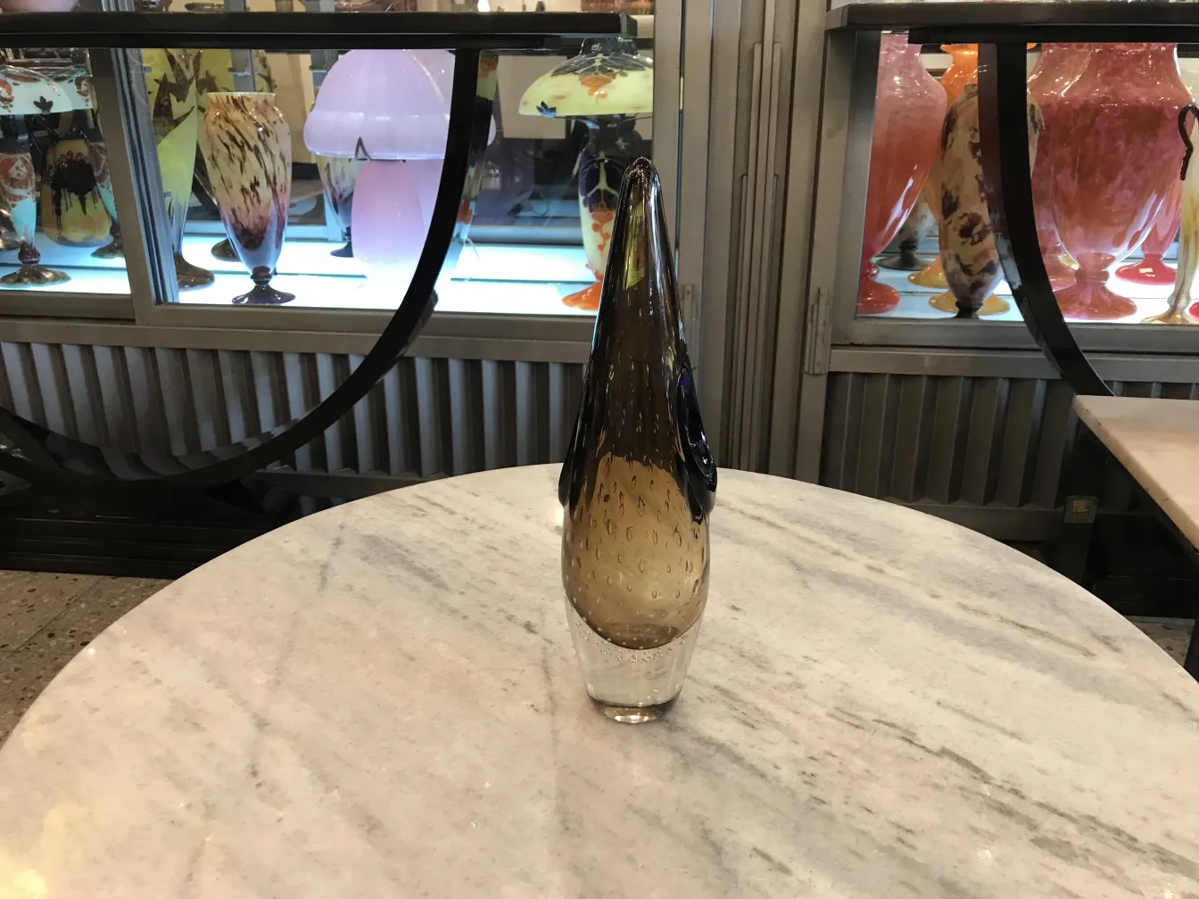 florero de murano en forma de lágrima con fondo claro