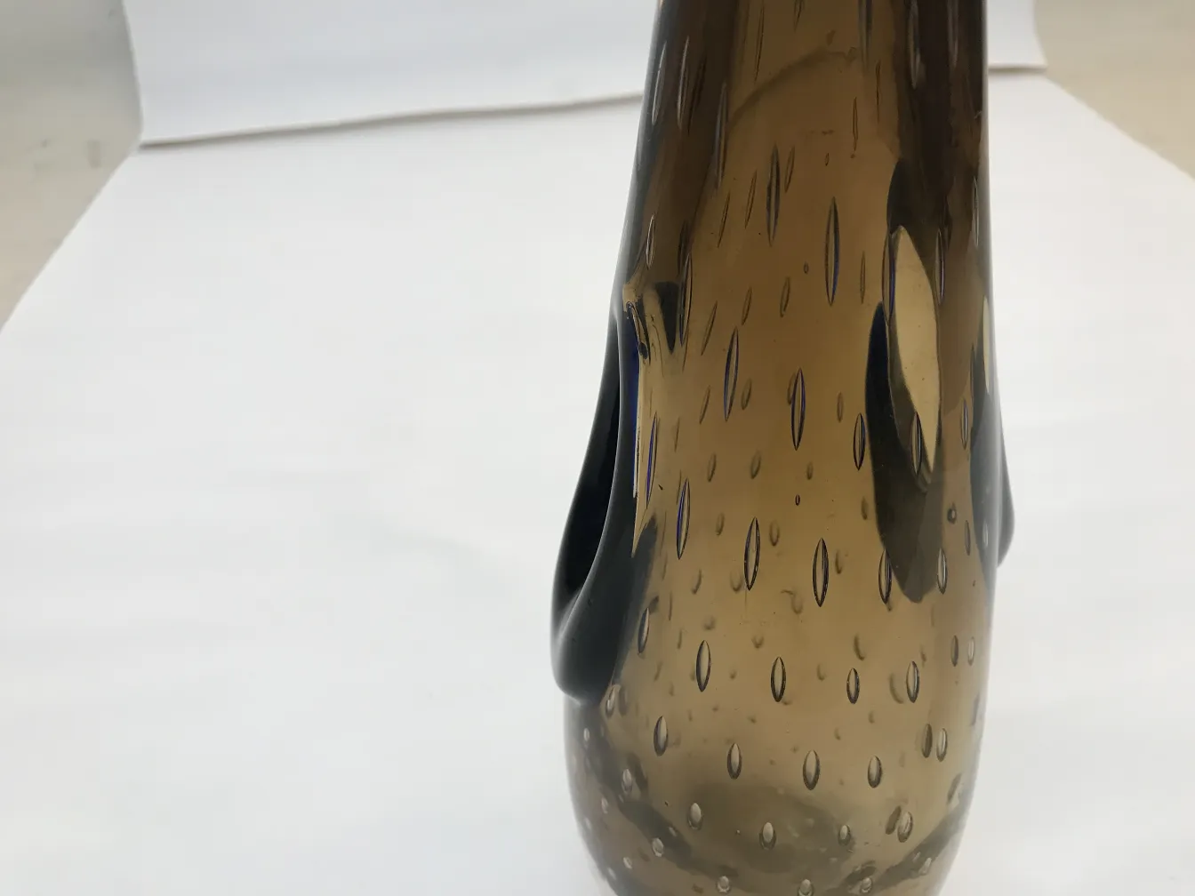 vaso antico di Murano con forma elegante, tonalità marroni e dettagli unici, ambiente classico.