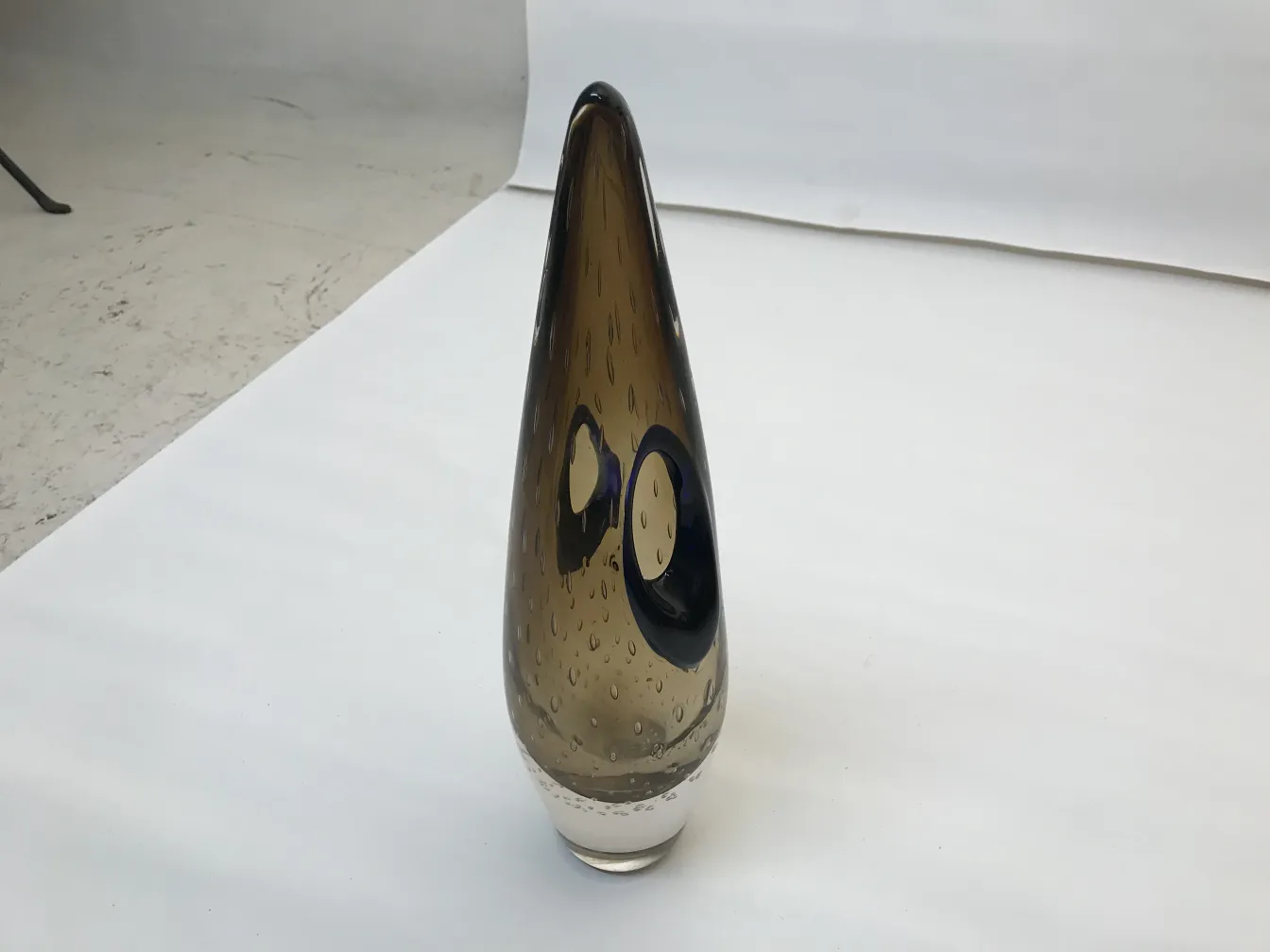 vaso de murano com formato elegante e tonalidades suaves em um ambiente iluminado