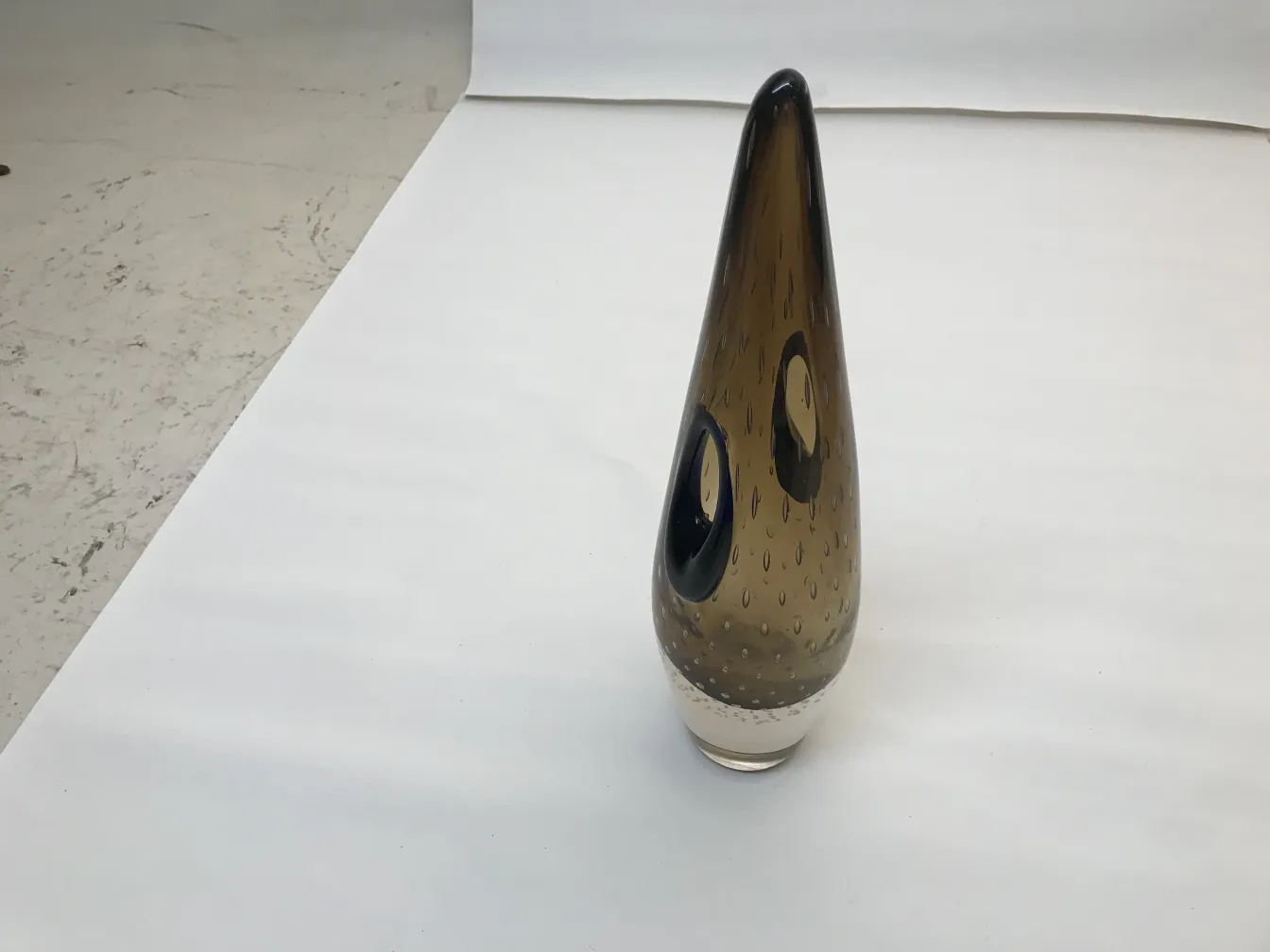 vase murano ancien en couleur fumée, élégant avec des détails uniques, dans un environnement lumineux