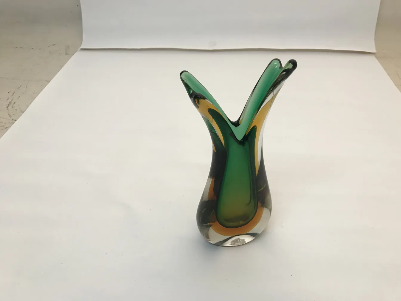 vase murano élégant aux couleurs vives dans un cadre neutre