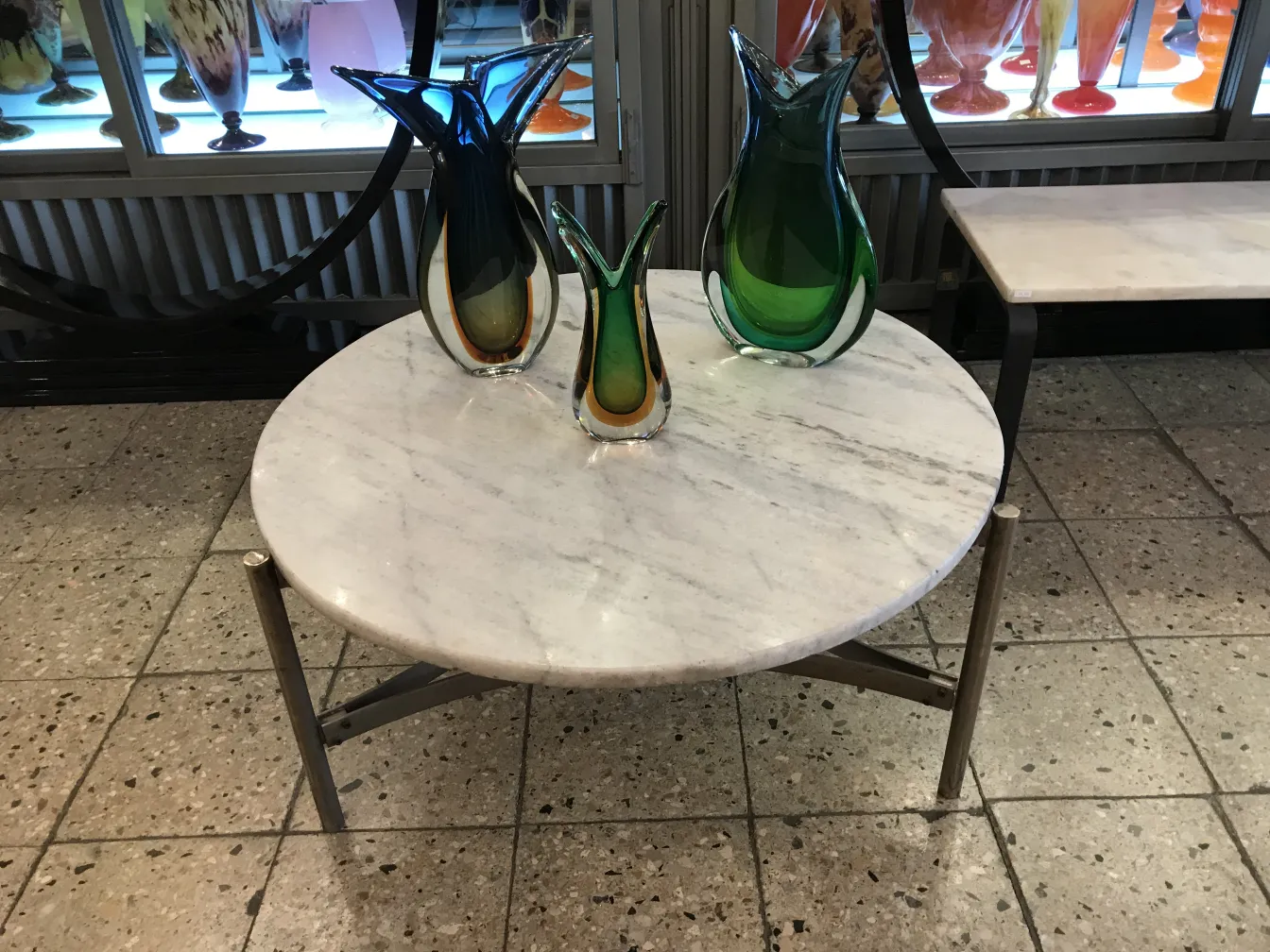 vase murano ancien sur une table ronde