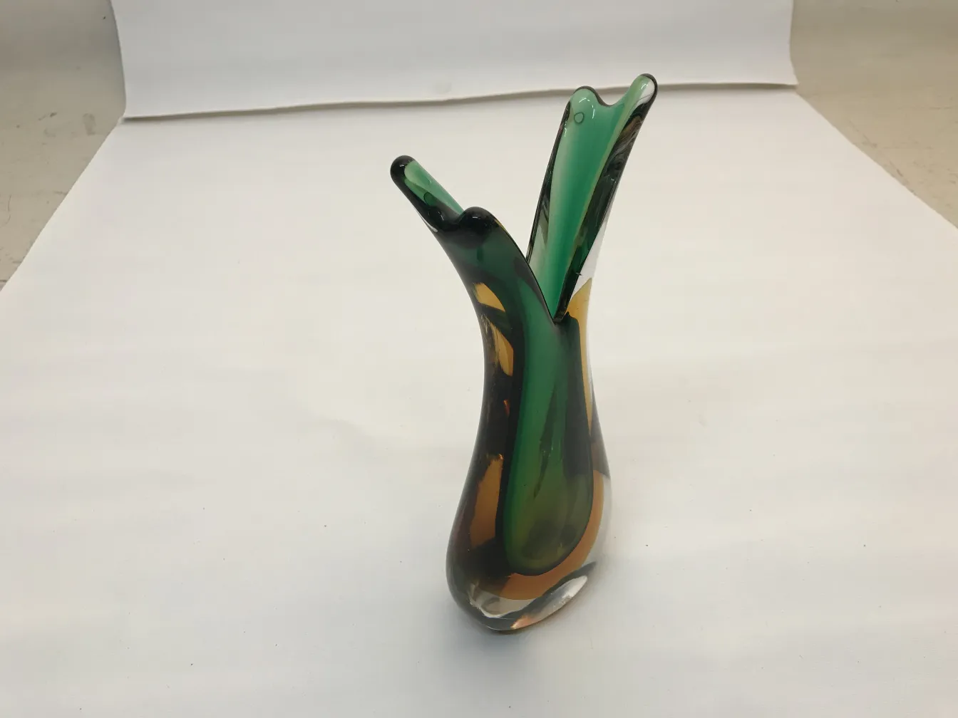 vaso de murano antigo com formas e cores únicas, ambiente simples