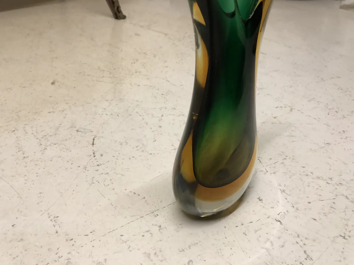 Vaso de Murano nas cores verde e amarelo, ambiente elegante.