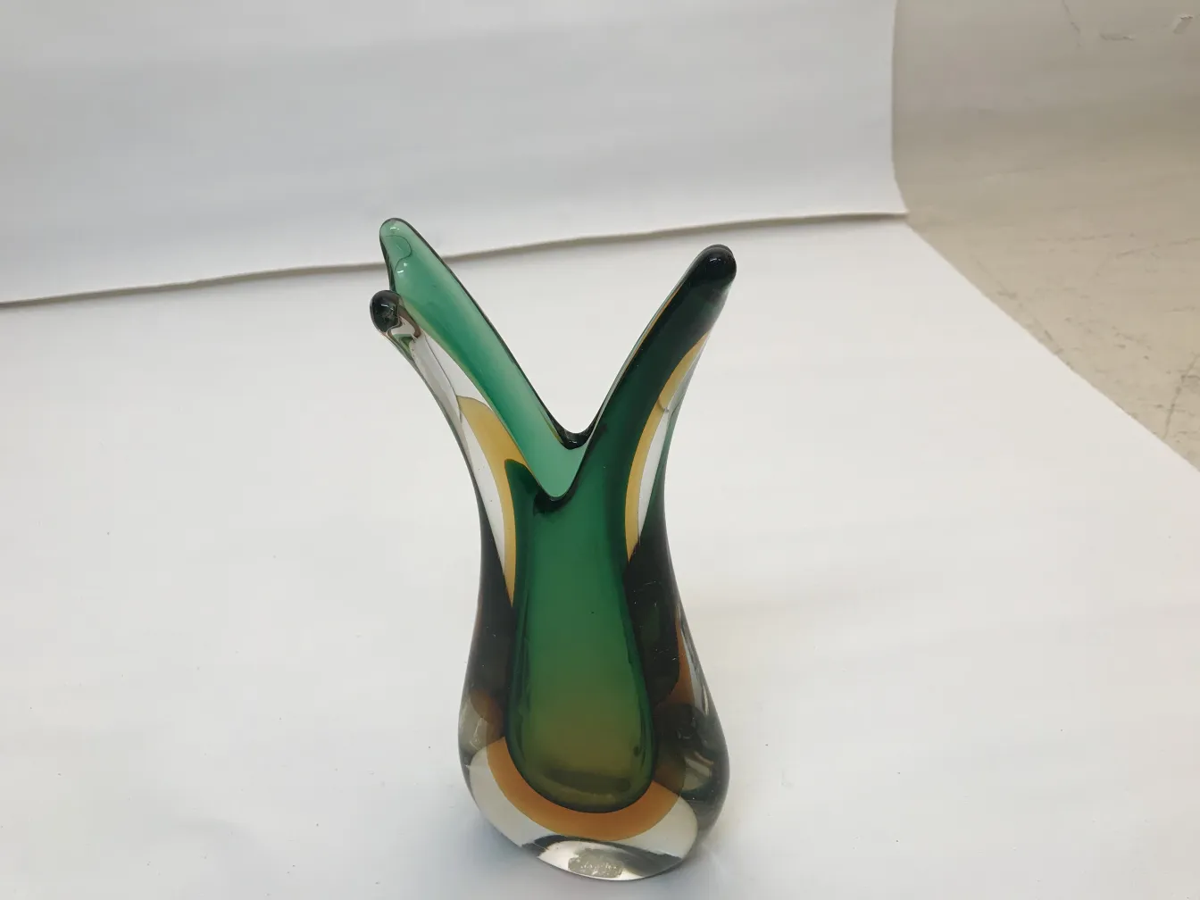 古董穆拉诺花瓶，优雅的形状和丰富的色彩，艺术装饰