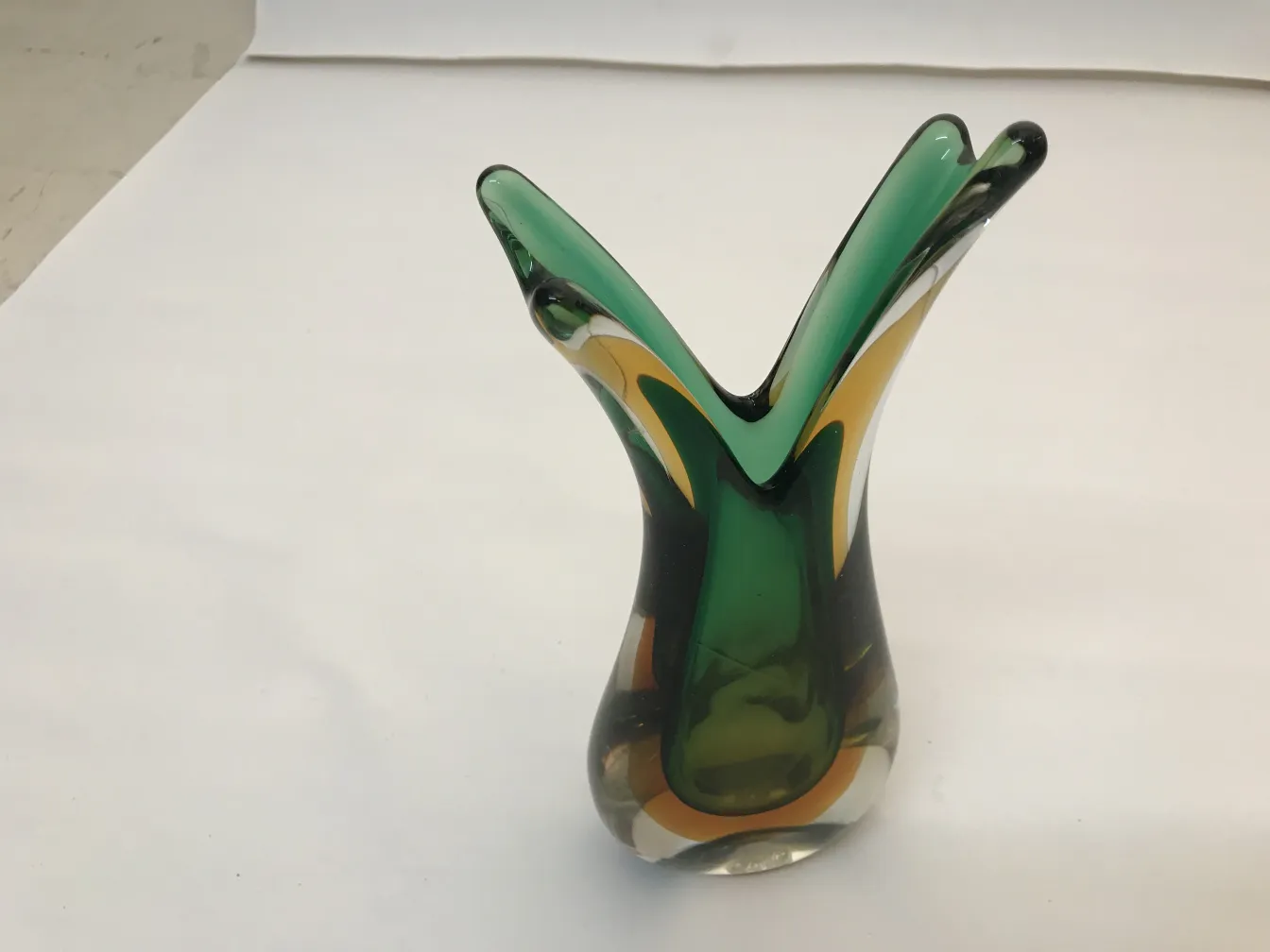antike murano-vase mit buntem design in grün und gelb