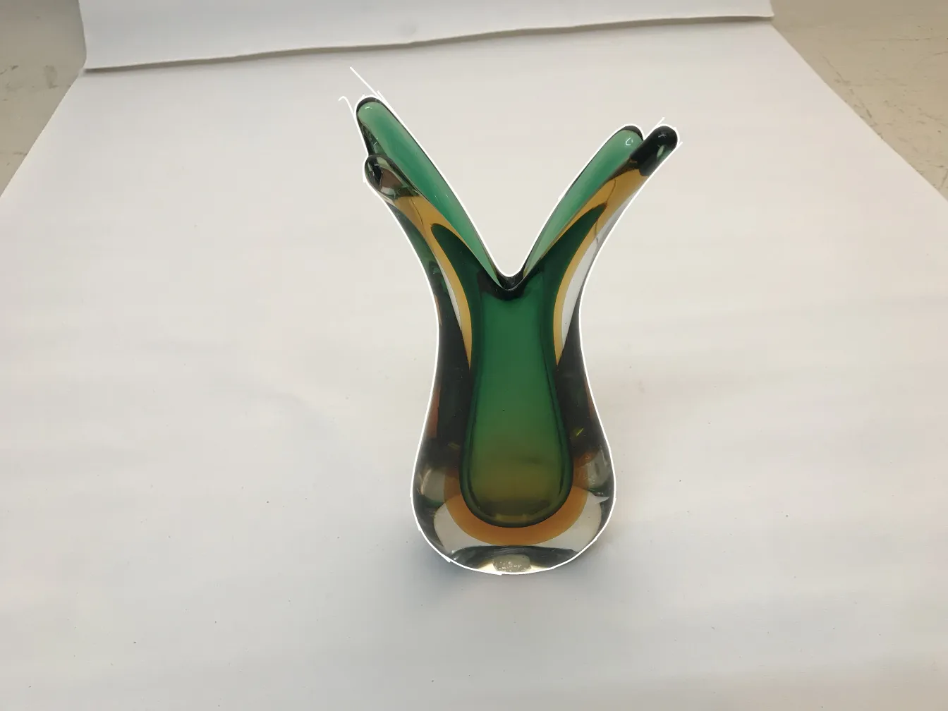 vase murano ancien en vert et jaune avec un design élégant