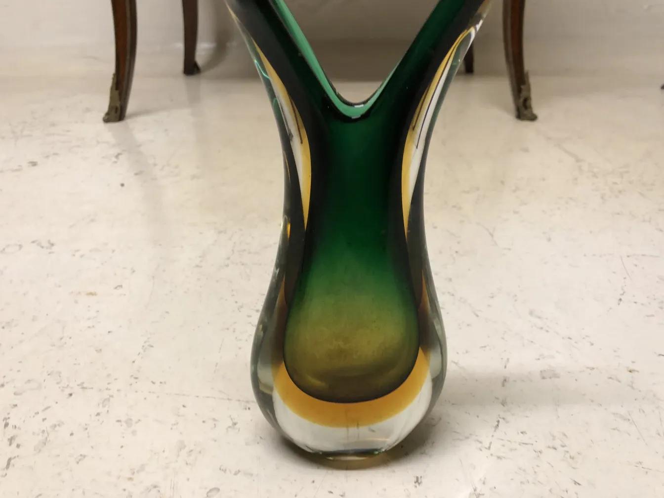 antike murano-glas vase mit grünen und gelben Farben, eleganten Kurven in einem Vintage-Umfeld.