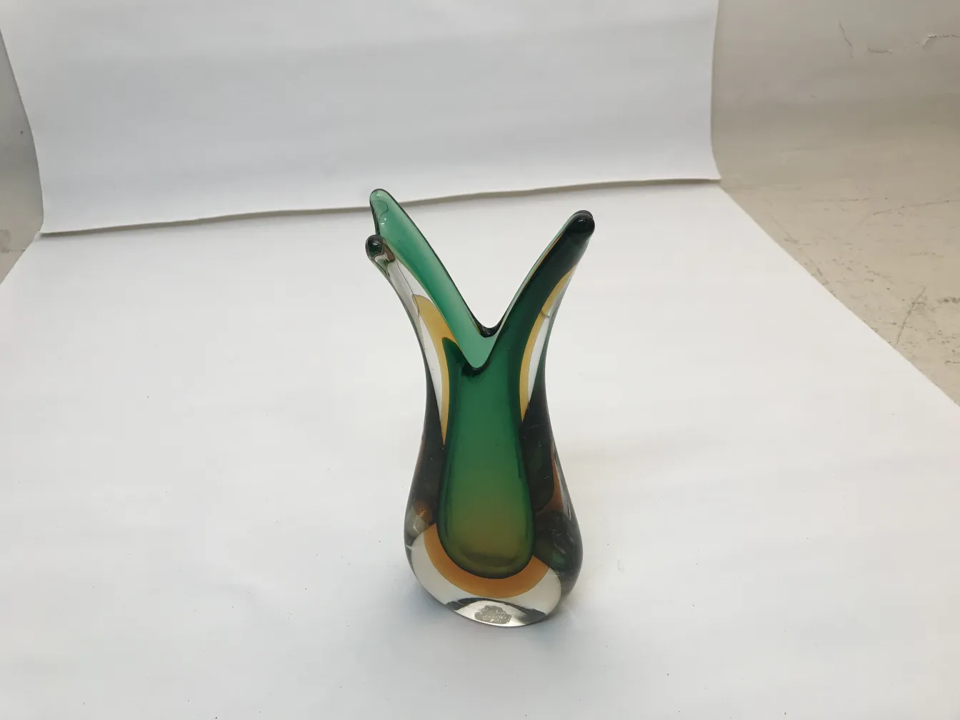 vaso de murano antigo em forma estilizada e colorida, ótimo para decoração