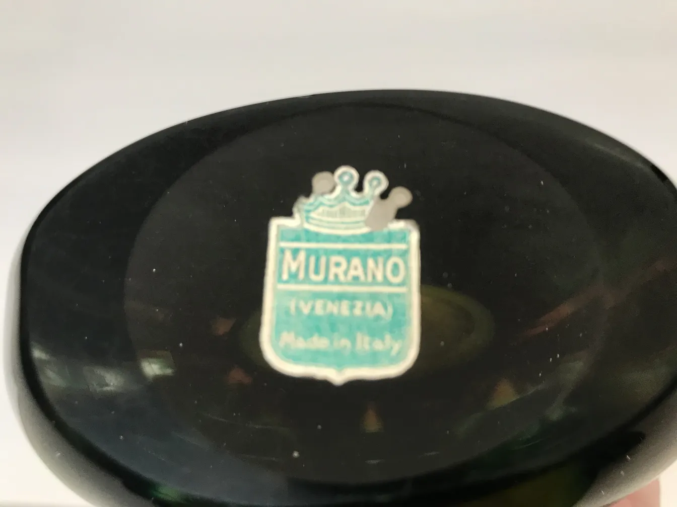 antiker murano-glas dekorativer vase, eleganter Umriss, lebendige Farben