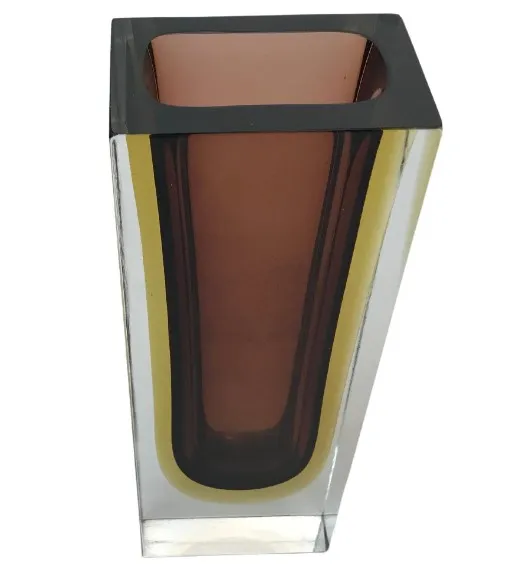 vase murano ancien avec des couleurs vives et une forme stylisée