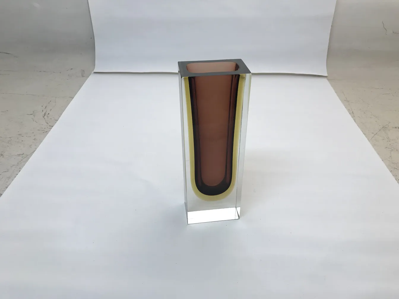 antik murano vase rechtwinklig mit warmen Farben auf hellem Hintergrund