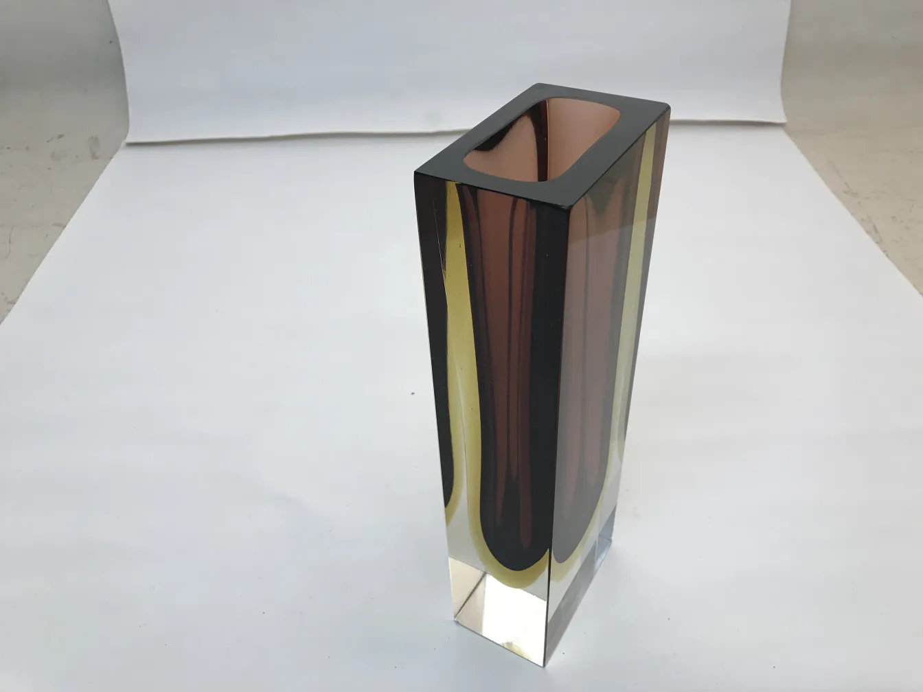 고전 무라노 꽃병, 직사각형 디자인과 따뜻한 색상, 흰색 배경 위에.