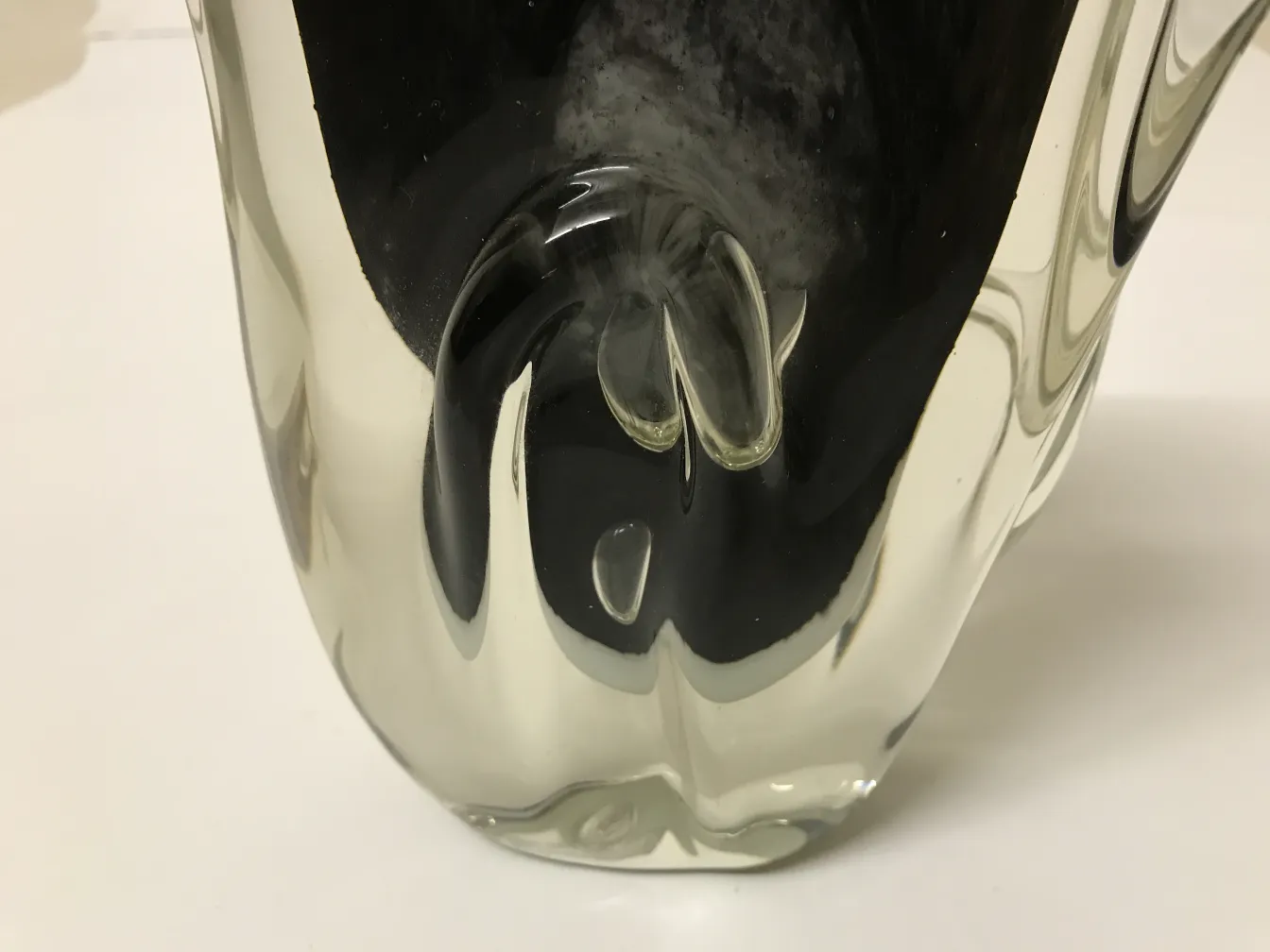 vaso di murano antico con design unico in ambiente neutro