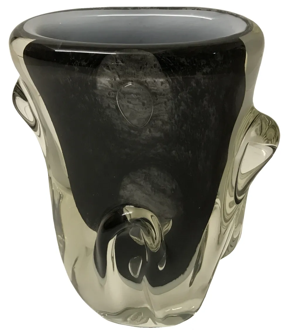 vase di murano antico con design elegante e curve morbide, in un ambiente accogliente