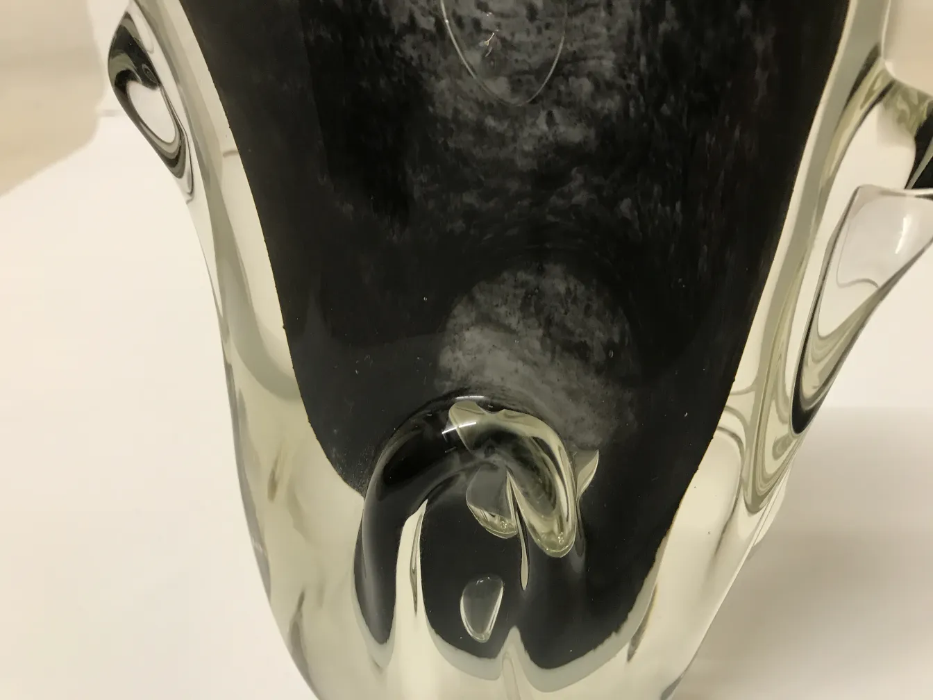 Elegante antikes Murano-Glas, dekoriert mit geschwungenen Formen