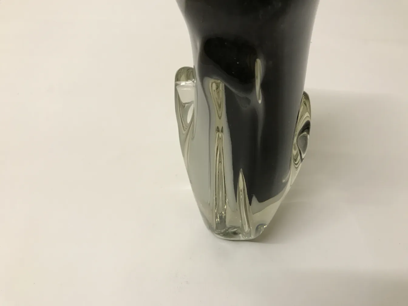 antik murano glas in schwarz und klar, mit markantem design in minimalistischem hintergrund