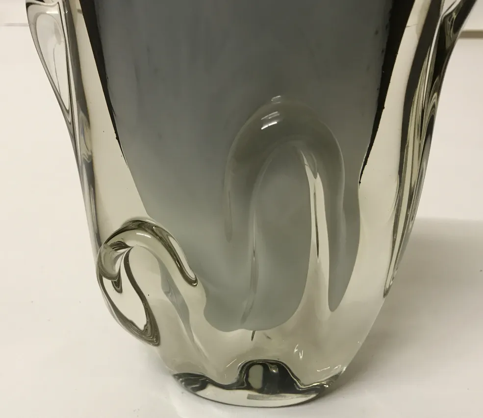 vase antico di Murano con design unico ed elegante, in un ambiente minimalista