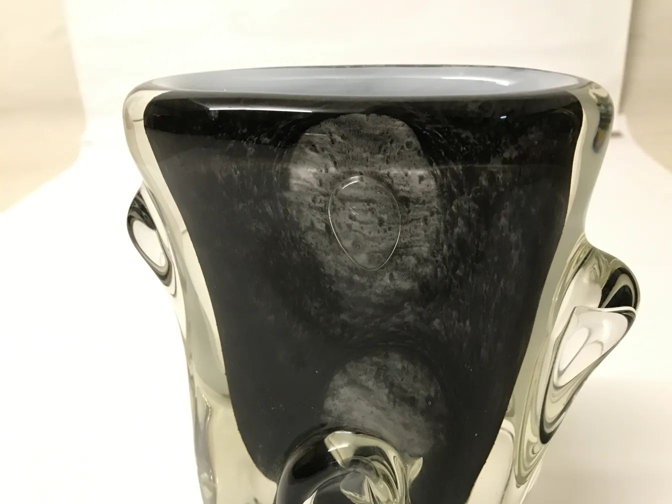 Vaso de Murano antigo com características decorativas únicas.