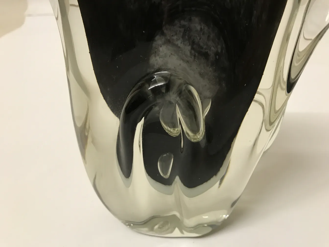 vase murano avec design élégant et formes douces dans un cadre décoratif