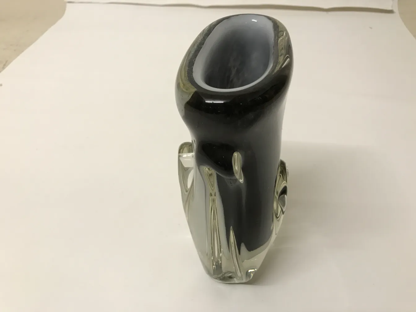 dunkle murano-vase mit eleganter form im neutralen umfeld