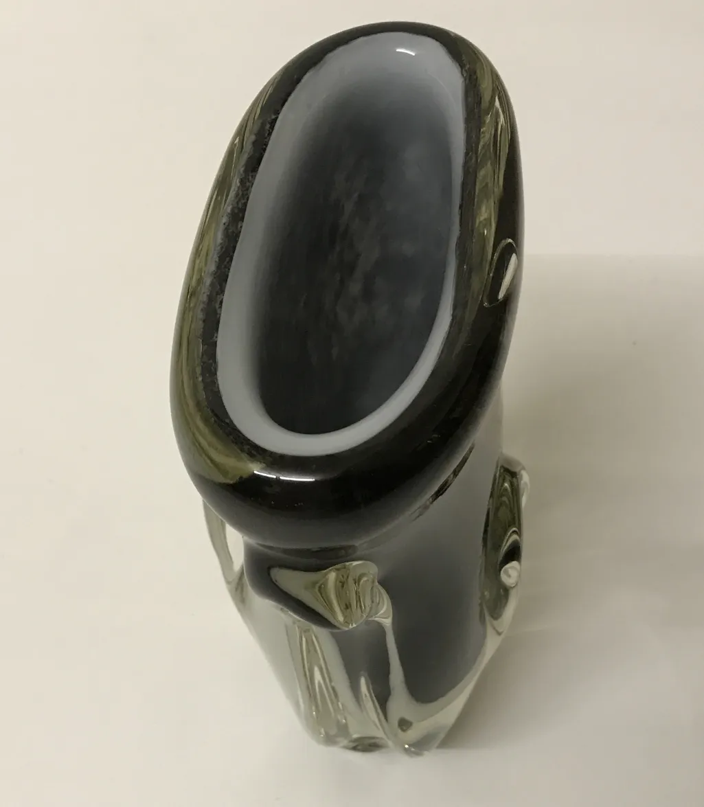 vaso de murano antigo com curvas elegantes e decoração