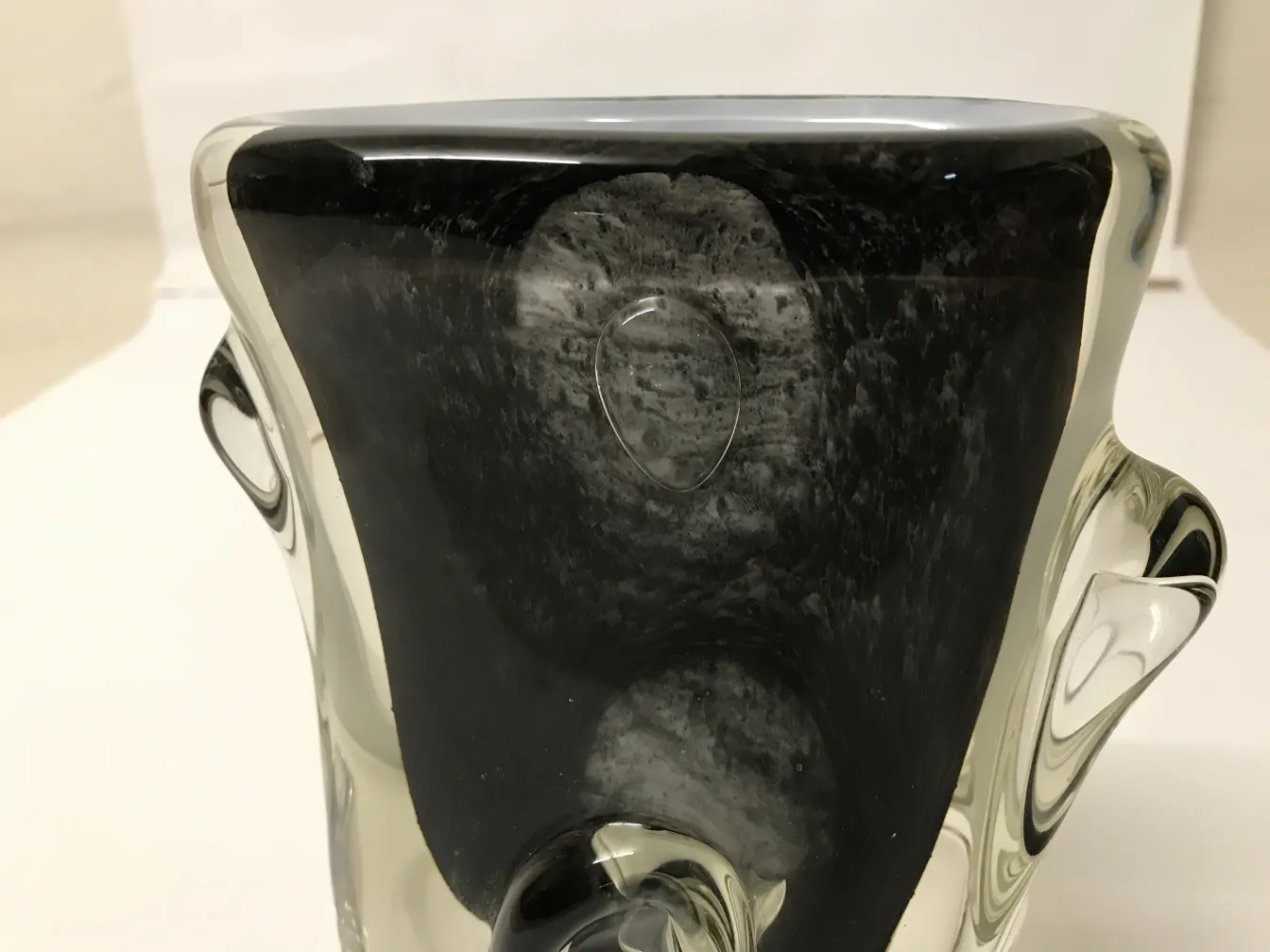 vase antique de murano avec détails noirs et clairs