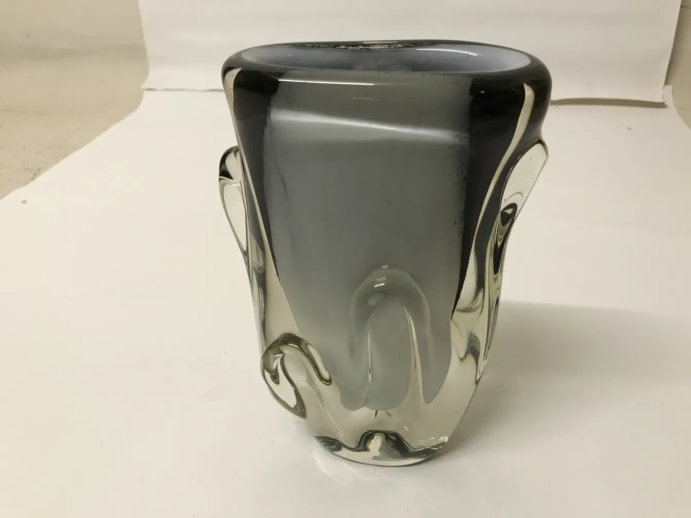 مزهرية مورانو antiques بتصميم أنيق وألوان ناعمة، في غرفة مضاءة