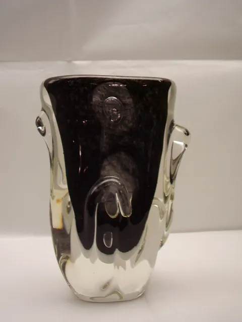 vase di Murano antico con forme morbide, su sfondo chiaro