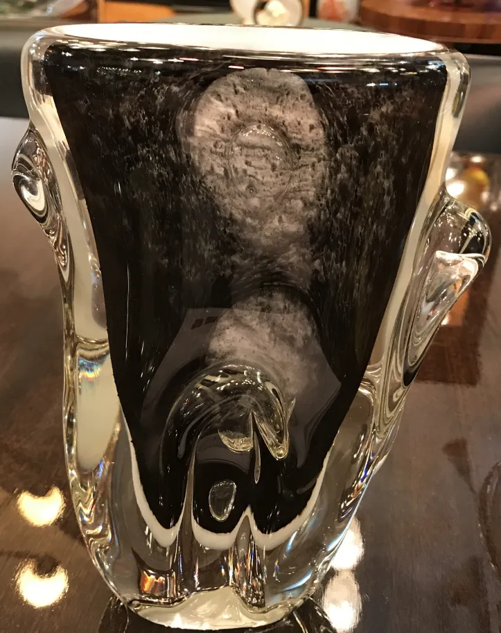 Vase Murano ancien avec un design décoratif en tons sombres