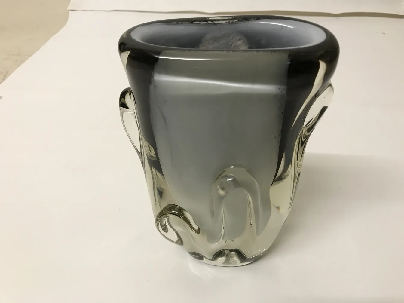 vase di murano antico in colori tenui, design curvato