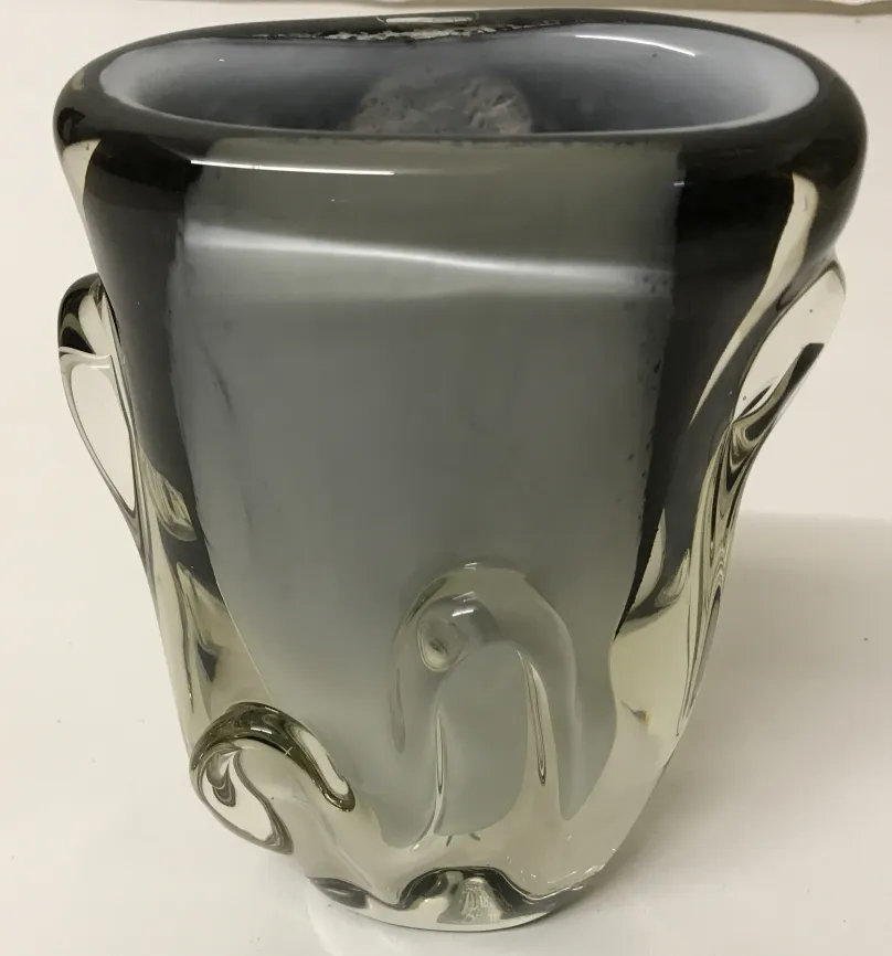 vaso de murano em tons claros com alças decorativas