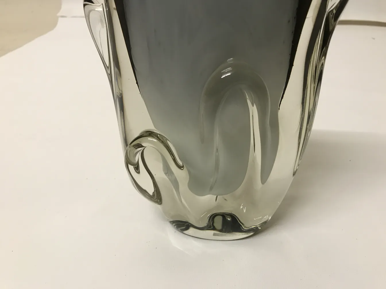 vase di murano in grigio fumoso con design elegante