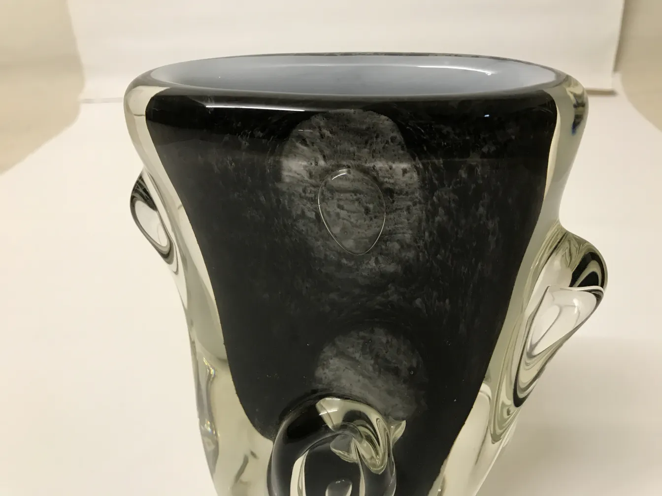 Vase ancien de Murano avec une forme unique et des détails