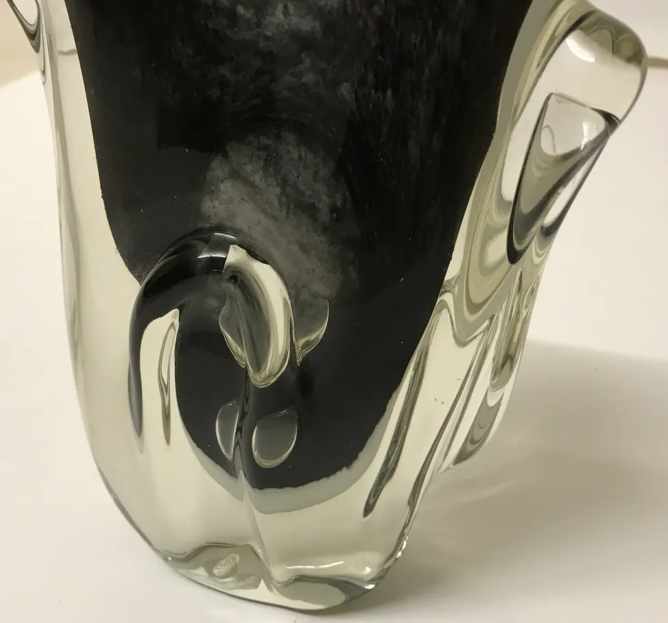 vase murano ancien dans des tons élégants et doux, conçu avec des formes fluides