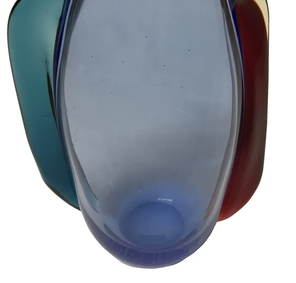 vaso de murano antigo com cores vibrantes em um cenário elegante