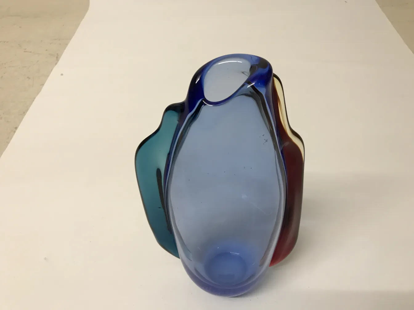 vaso de murano com tons de azul, verde e vermelho